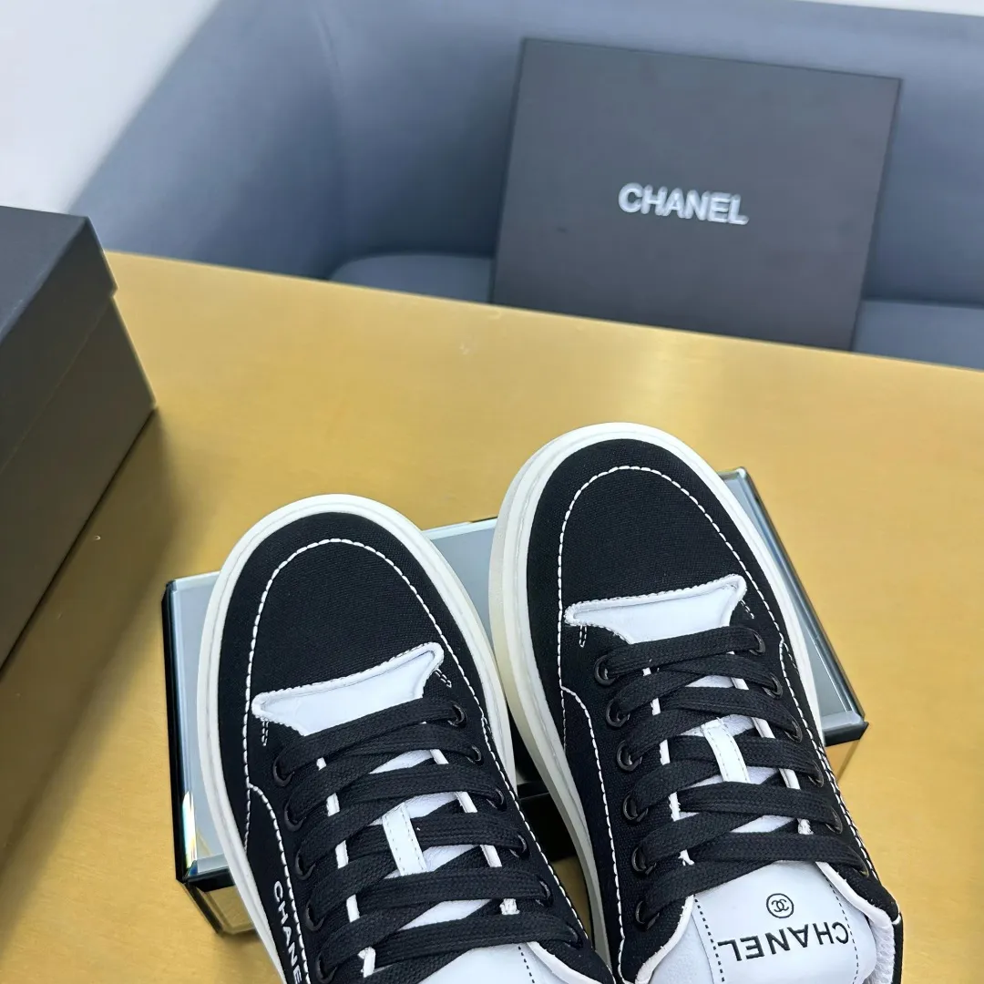 👟👟Ex-factory price 600👟👟 Upgraded version, upgraded version, upgraded version! No rebuttal accepted! ! ! ! Chanel Chanel panda shoes! 2025 counter's top casual sports shoes. This classic design; the upper is electro-embroidered with a variety of techniques; the outsole is fashionable and sporty; the unusual inclusion of a variety of color matching elements... The diversified mix and match is very good-looking and versatile, and can be used for leisure, fashion, sports, and outdoor... ꫛꫀꪝ Go➫ Materials: ❶Upper made of: original imported first-layer silk cowhide + original waterproof cloth + original first-layer cowhide ❷Inner lining: Original Yangli+Net ❸Outsole based on: Original TPU combination outsole Counter boutique packaging complete set for women 35–41 👉 👉